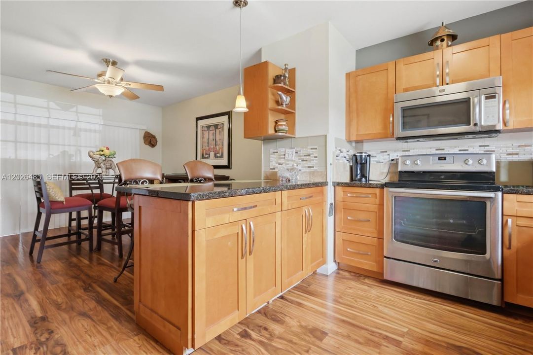 For Sale: $185,000 (2 beds, 2 baths, 950 Square Feet)