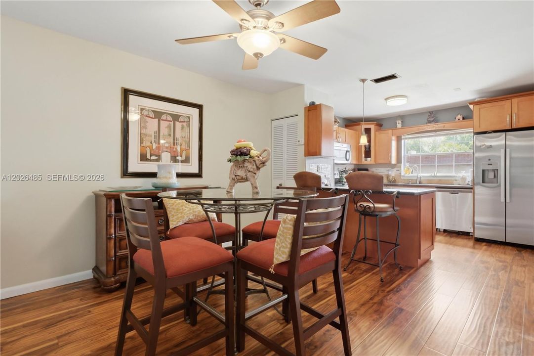 For Sale: $185,000 (2 beds, 2 baths, 950 Square Feet)