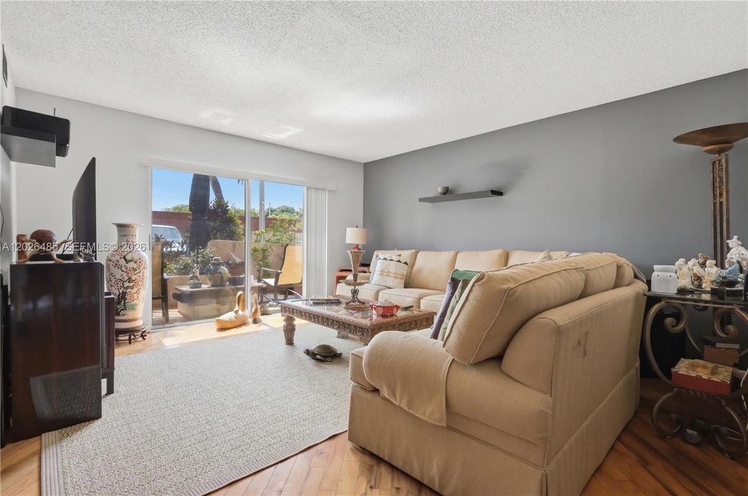 For Sale: $185,000 (2 beds, 2 baths, 950 Square Feet)