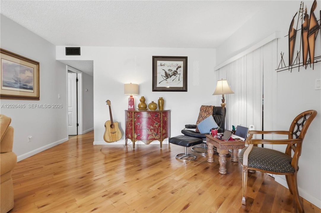 For Sale: $185,000 (2 beds, 2 baths, 950 Square Feet)