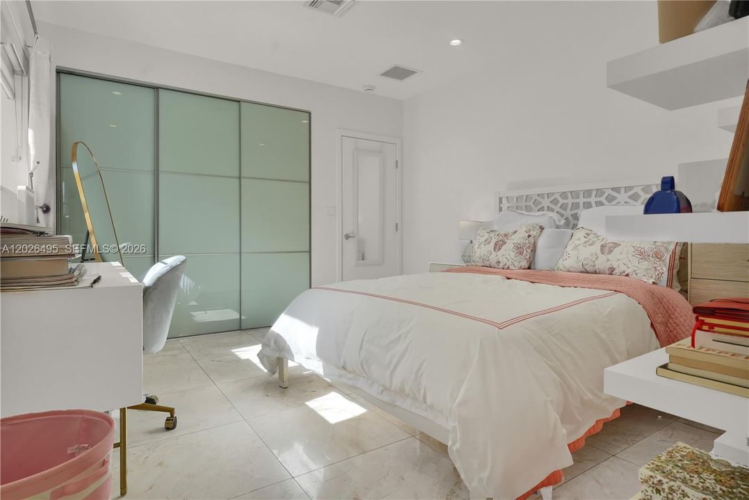 2nd bedroom