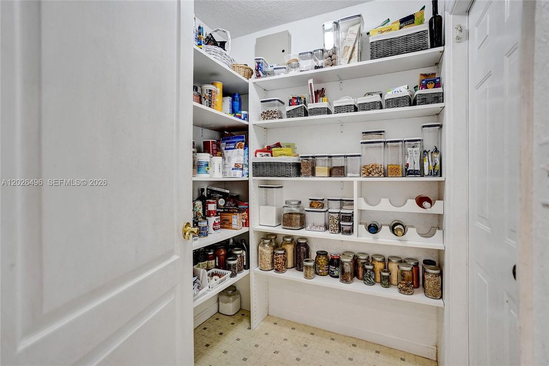En Venta: $759,900 (4 camas, 2 baños, 2145 Pies cuadrados)