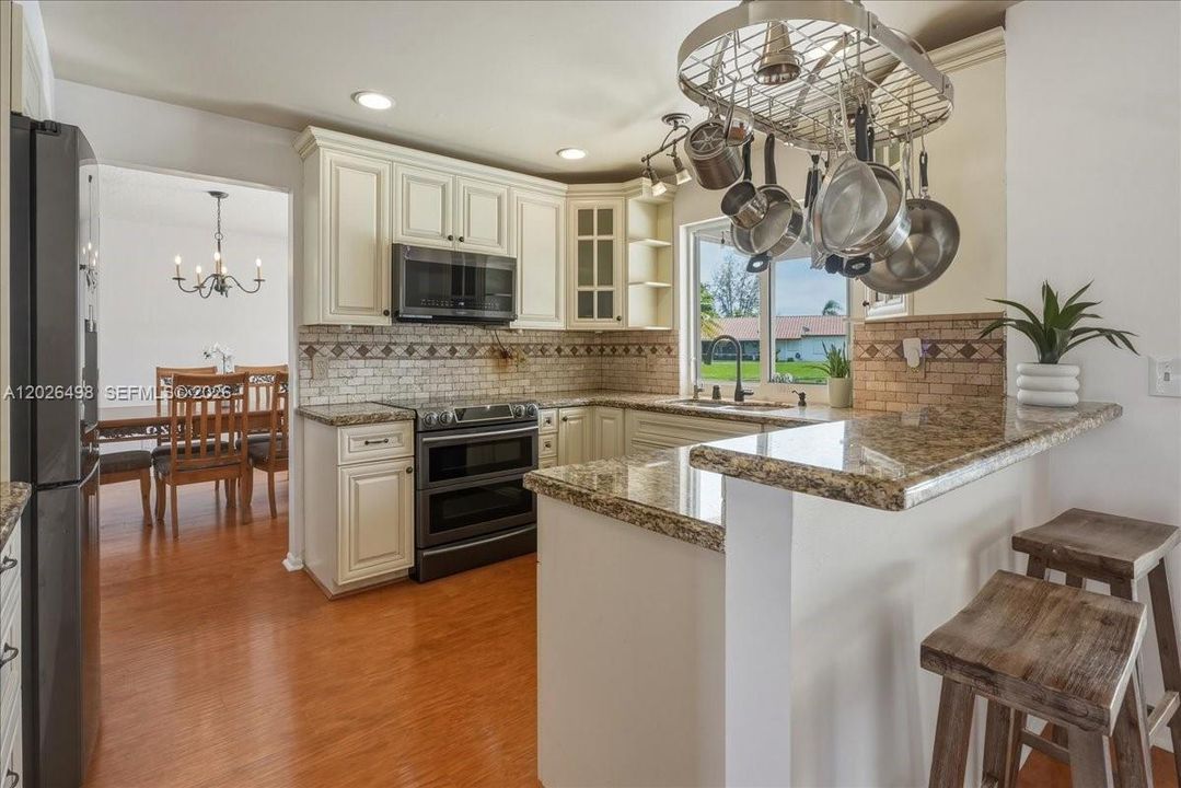 Active With Contract: $800,000 (4 beds, 3 baths, 2494 Square Feet)