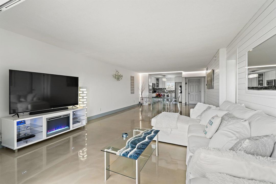 023-100WaterwayRd-E305-Tequesta-SMALL