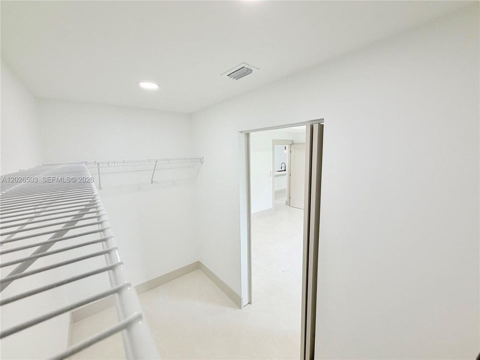 Master Bedroom Walking Closet