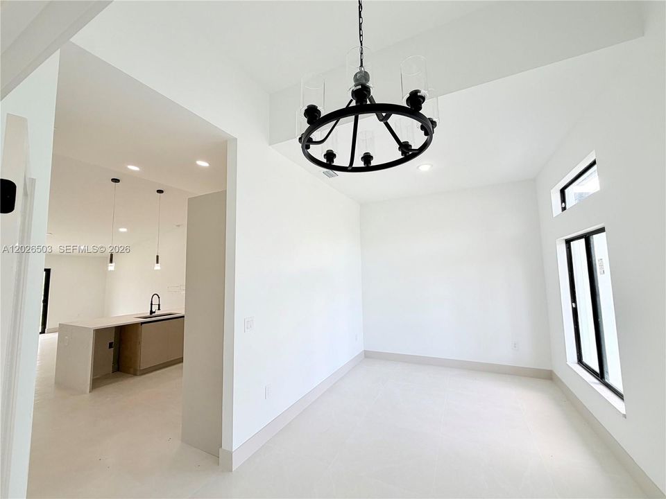 En Venta: $338,990 (4 camas, 2 baños, 1650 Pies cuadrados)