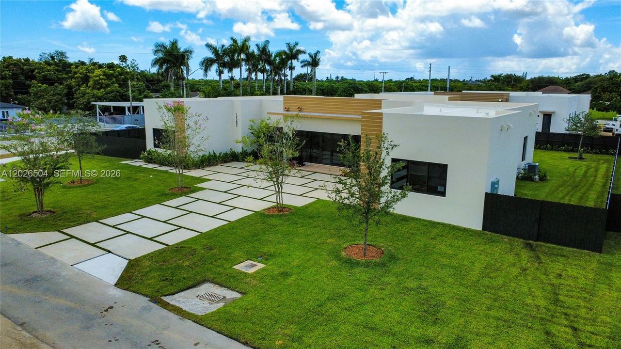 For Sale: $1,300,000 (5 beds, 4 baths, 3384 Square Feet)