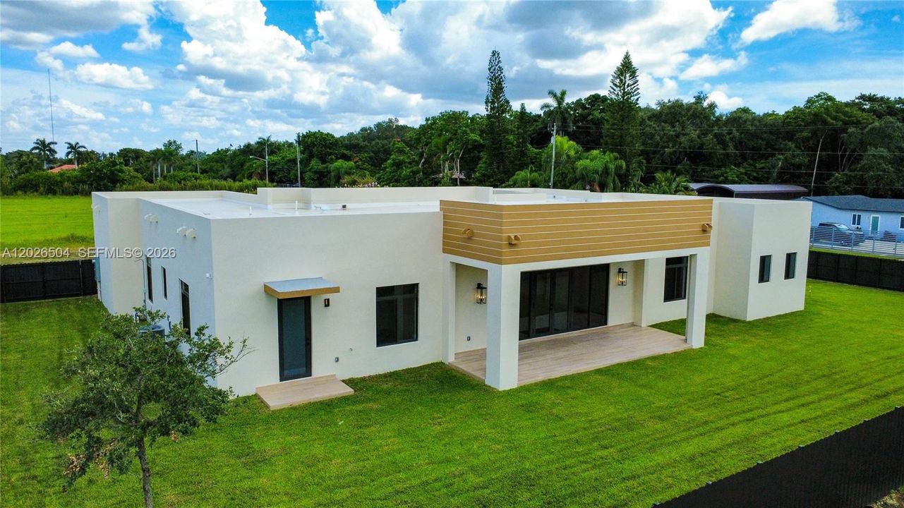 For Sale: $1,300,000 (5 beds, 4 baths, 3384 Square Feet)