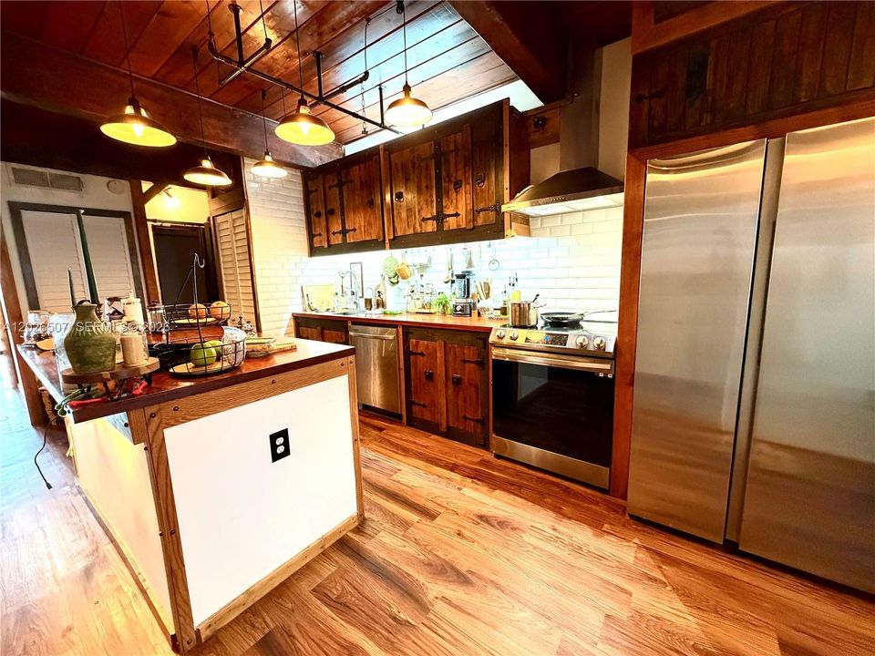 For Sale: $480,000 (3 beds, 2 baths, 1688 Square Feet)