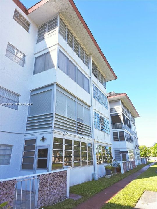 En Venta: $128,000 (2 camas, 2 baños, 1044 Pies cuadrados)