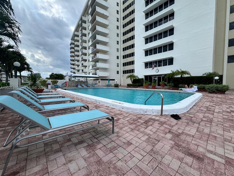 For Rent: $2,595 (2 beds, 2 baths, 1200 Square Feet)