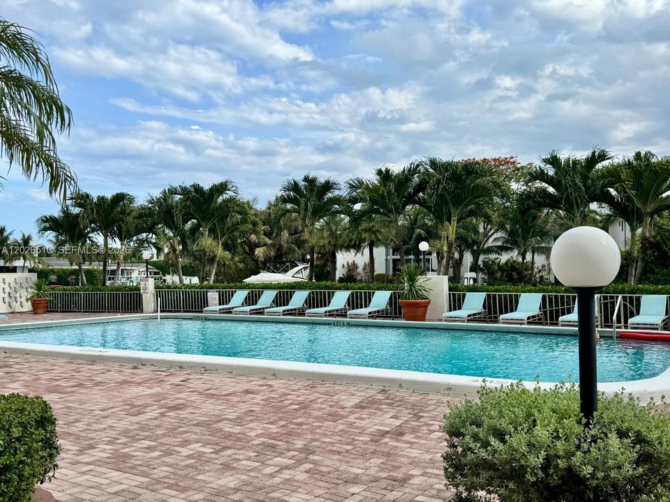 For Rent: $2,595 (2 beds, 2 baths, 1200 Square Feet)