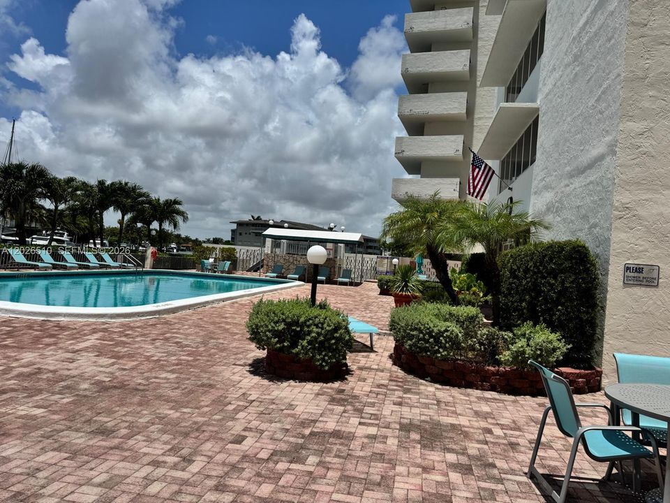 For Rent: $2,595 (2 beds, 2 baths, 1200 Square Feet)