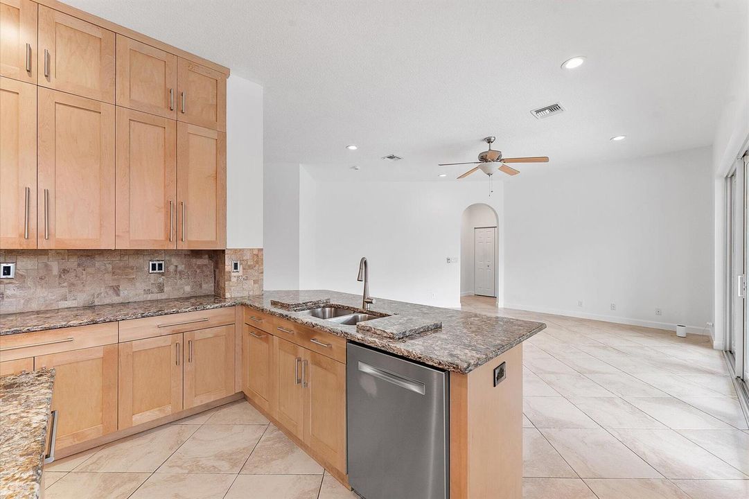 11-11525 NW 49th Court_011