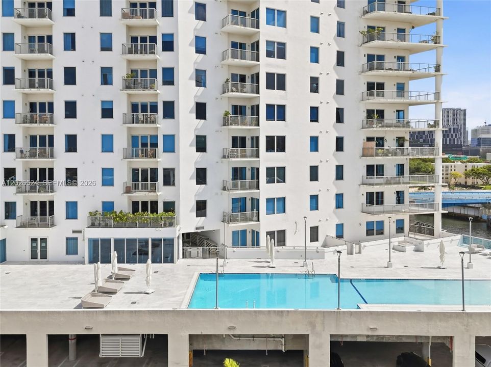 For Sale: $390,000 (2 beds, 2 baths, 997 Square Feet)