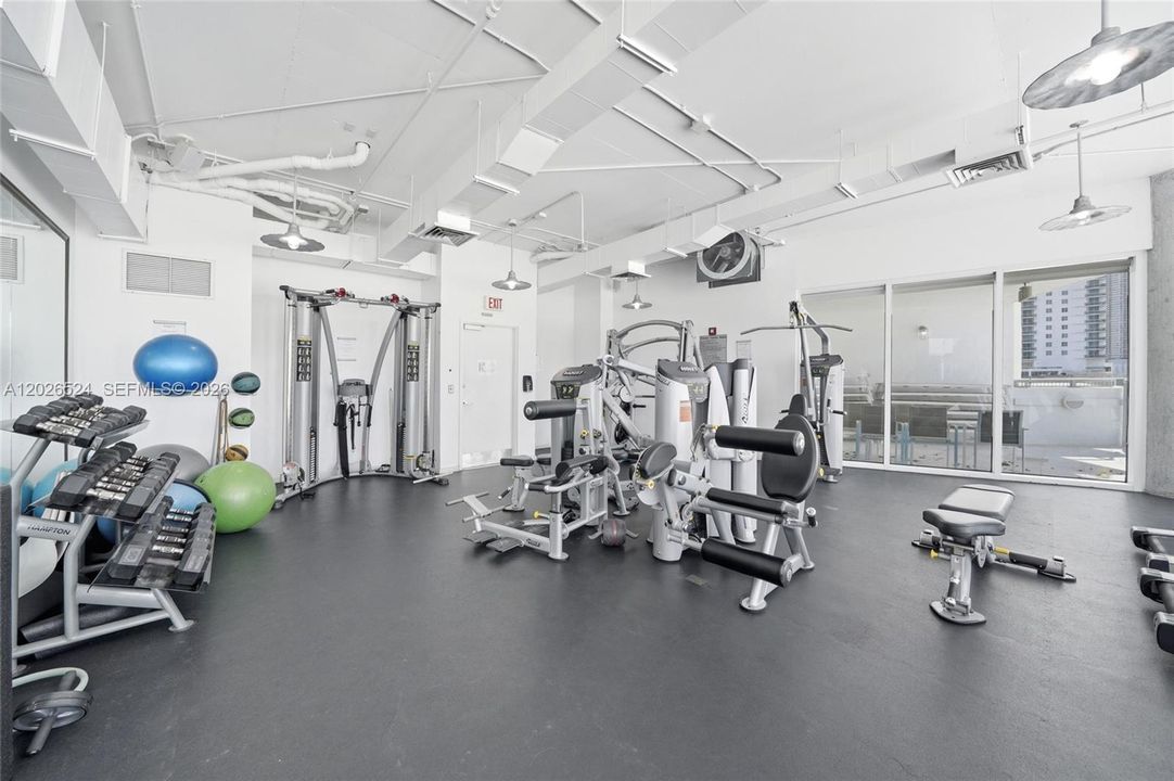 For Sale: $390,000 (2 beds, 2 baths, 997 Square Feet)