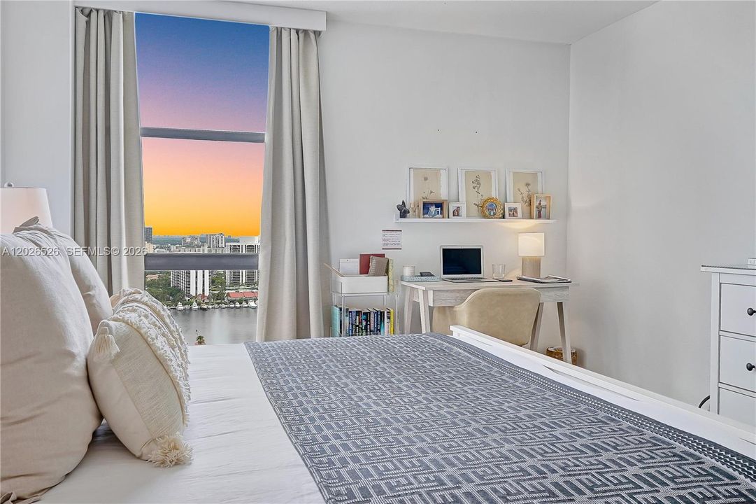 For Sale: $329,000 (2 beds, 2 baths, 1079 Square Feet)