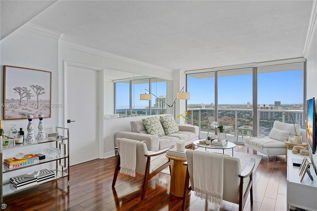 For Sale: $329,000 (2 beds, 2 baths, 1079 Square Feet)