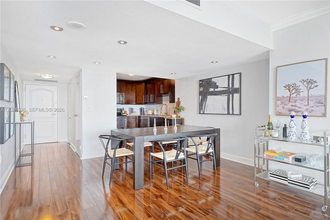 For Sale: $329,000 (2 beds, 2 baths, 1079 Square Feet)