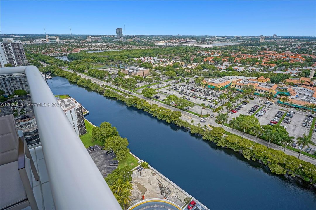 For Sale: $329,000 (2 beds, 2 baths, 1079 Square Feet)
