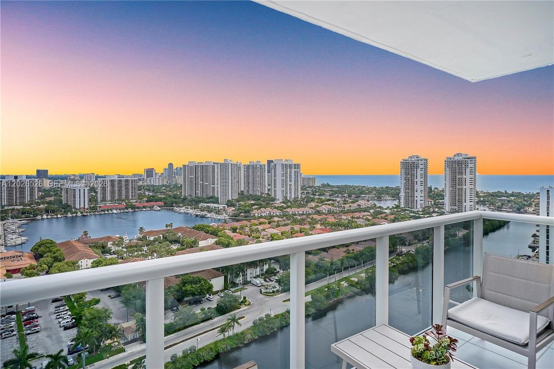 For Sale: $329,000 (2 beds, 2 baths, 1079 Square Feet)