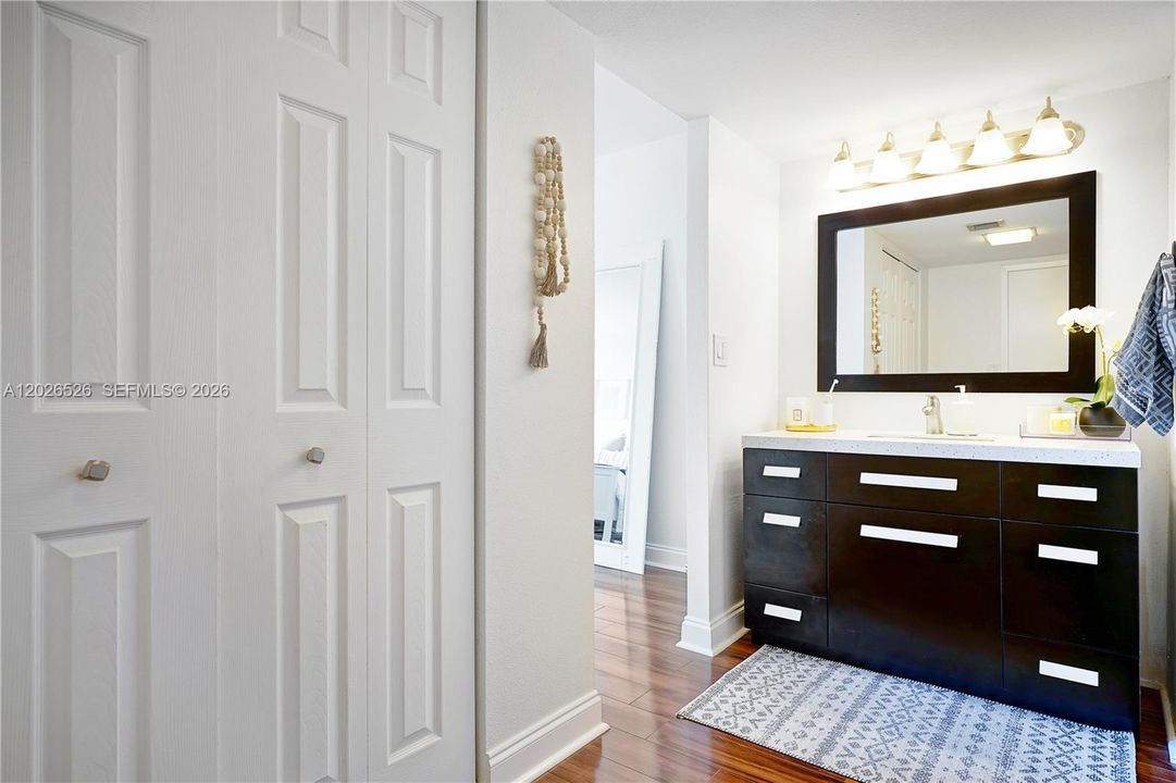 For Sale: $329,000 (2 beds, 2 baths, 1079 Square Feet)