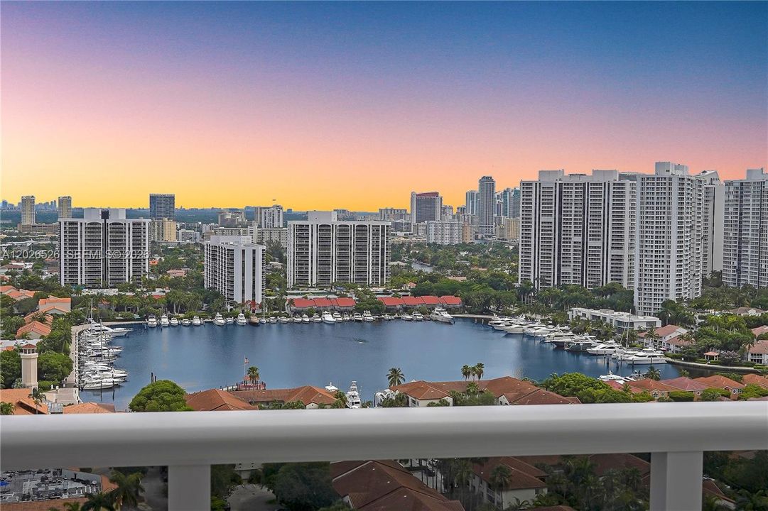 For Sale: $329,000 (2 beds, 2 baths, 1079 Square Feet)