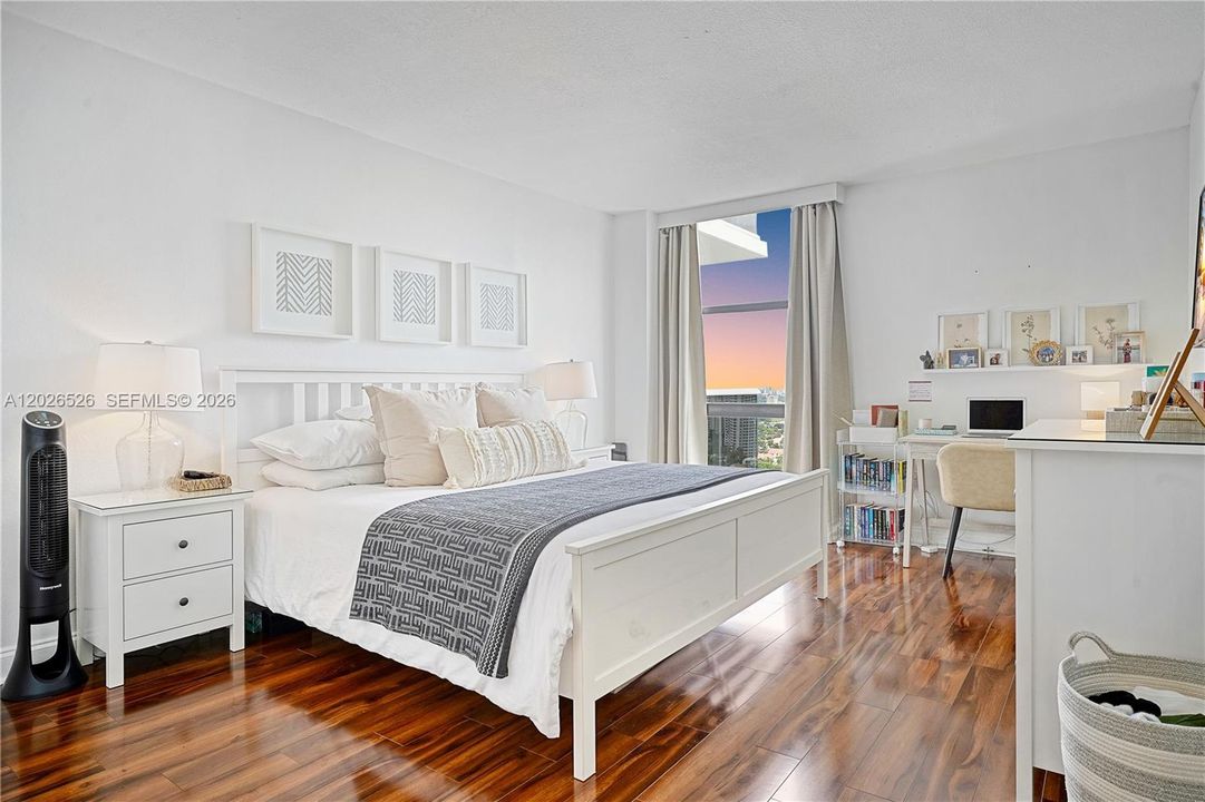 For Sale: $329,000 (2 beds, 2 baths, 1079 Square Feet)