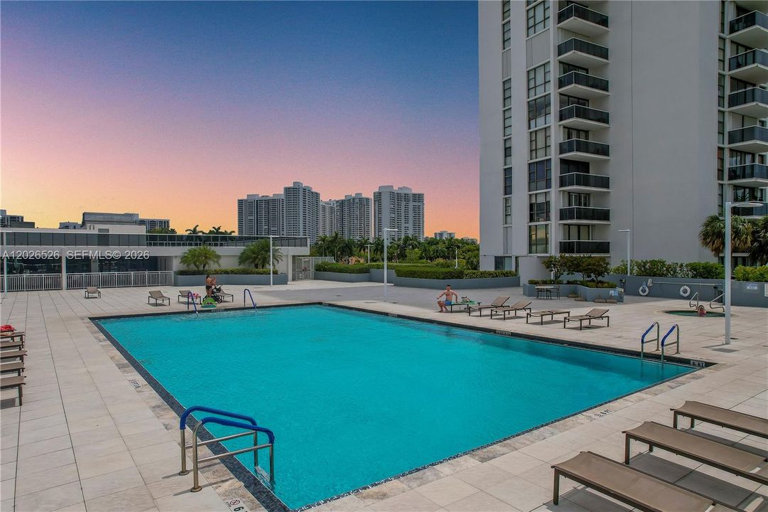 For Sale: $329,000 (2 beds, 2 baths, 1079 Square Feet)