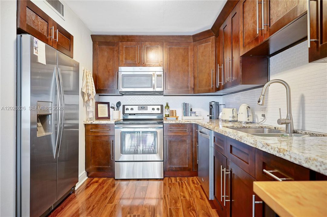 For Sale: $329,000 (2 beds, 2 baths, 1079 Square Feet)