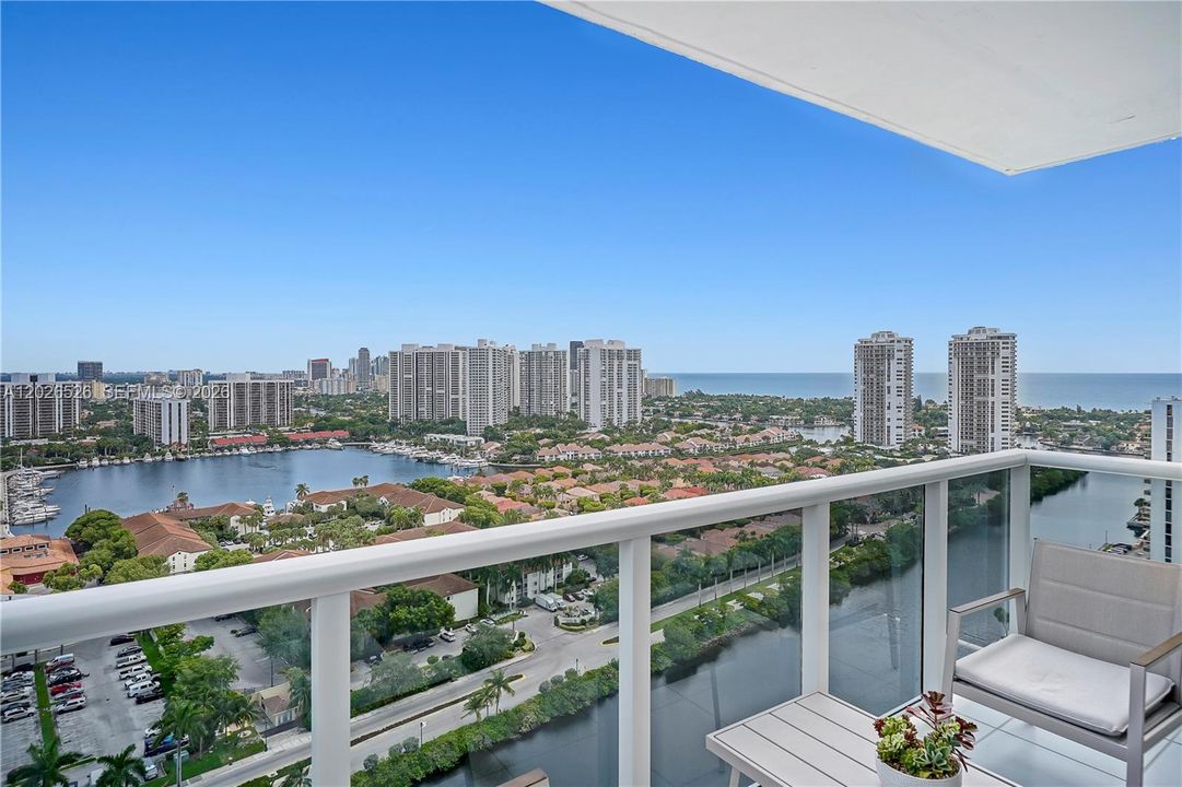 For Sale: $329,000 (2 beds, 2 baths, 1079 Square Feet)