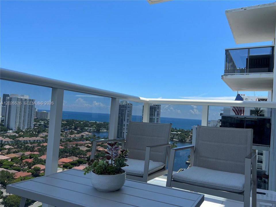 For Sale: $329,000 (2 beds, 2 baths, 1079 Square Feet)