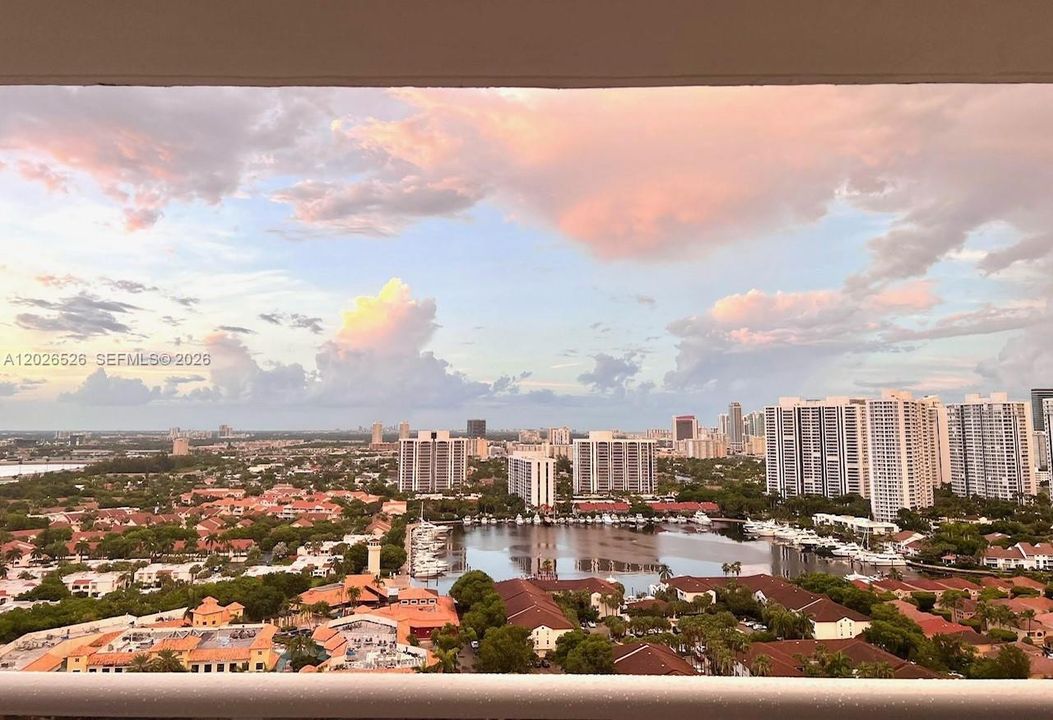 For Sale: $329,000 (2 beds, 2 baths, 1079 Square Feet)