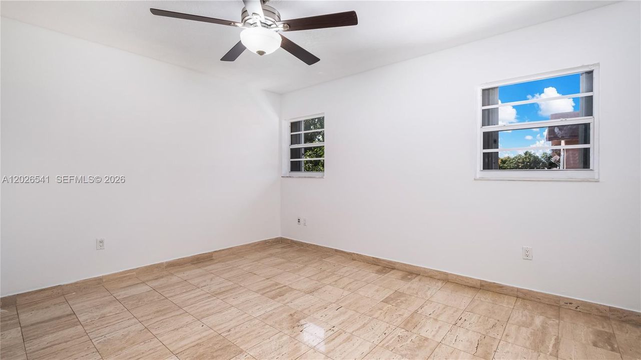 En Venta: $290,000 (2 camas, 2 baños, 937 Pies cuadrados)