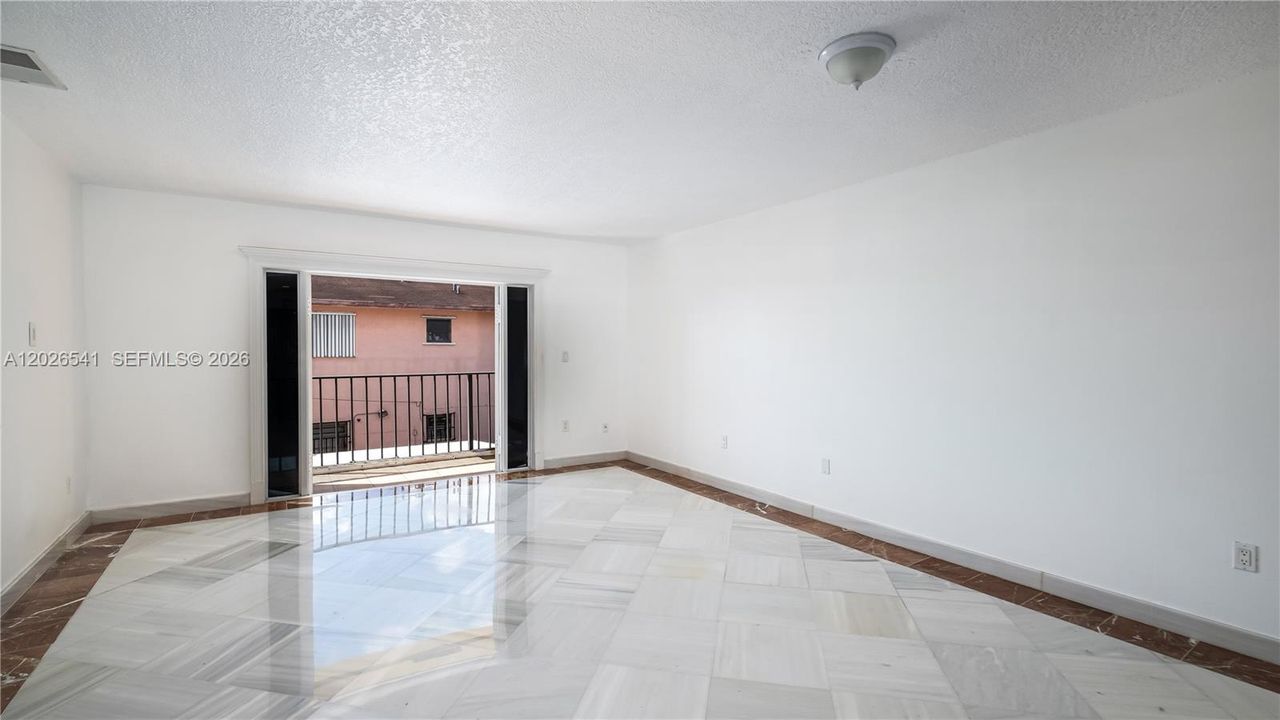 En Venta: $290,000 (2 camas, 2 baños, 937 Pies cuadrados)