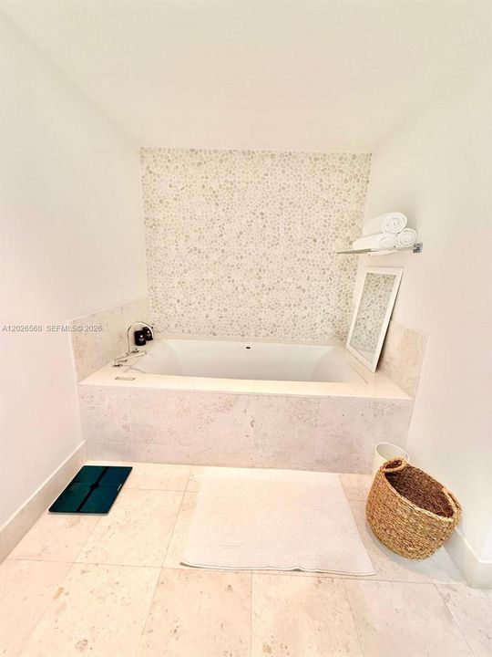For Sale: $1,870,000 (1 beds, 2 baths, 1161 Square Feet)