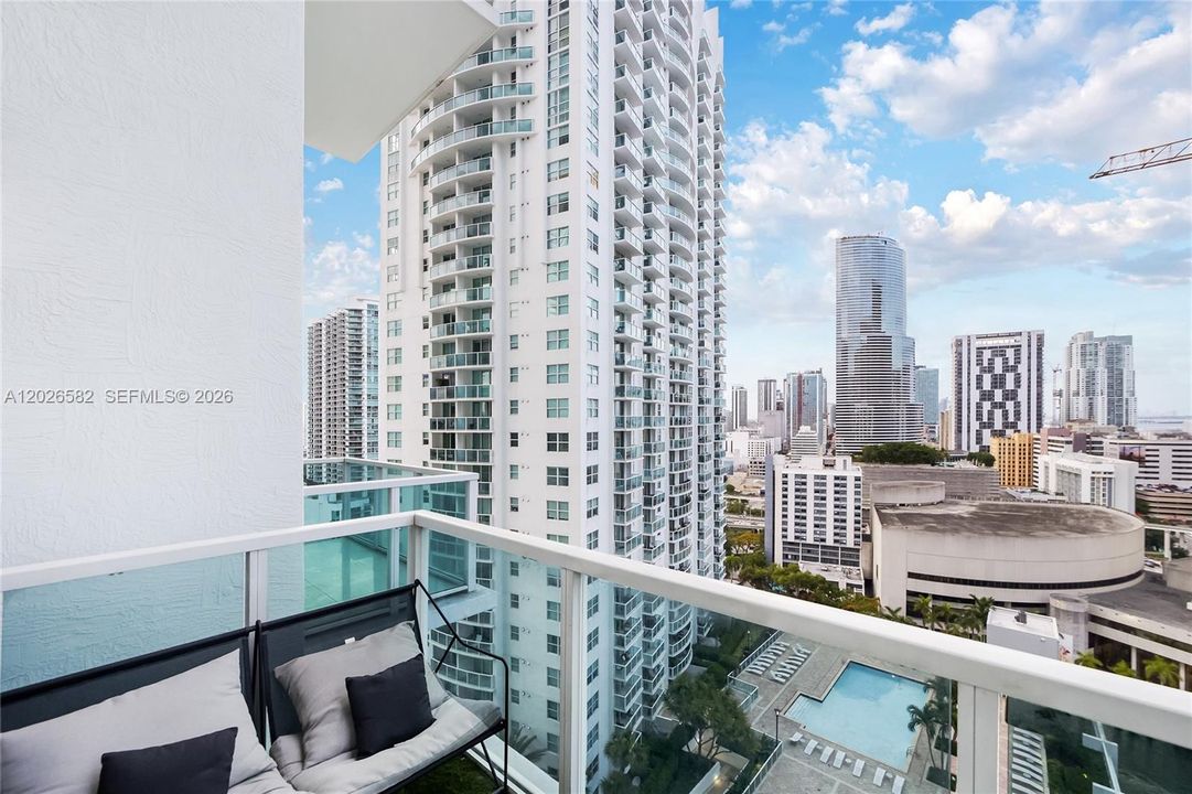 For Rent: $3,200 (1 beds, 1 baths, 952 Square Feet)