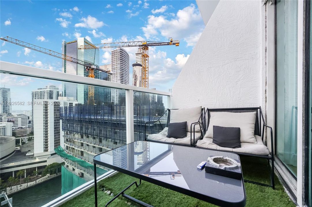 For Rent: $3,200 (1 beds, 1 baths, 952 Square Feet)