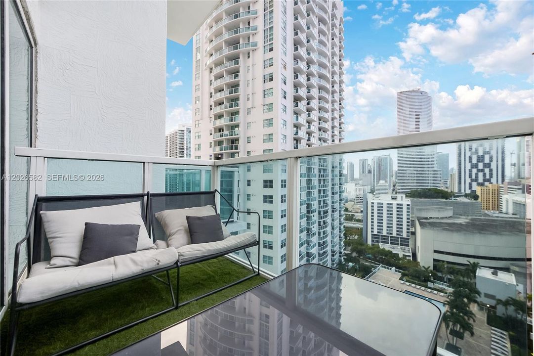 For Rent: $3,200 (1 beds, 1 baths, 952 Square Feet)