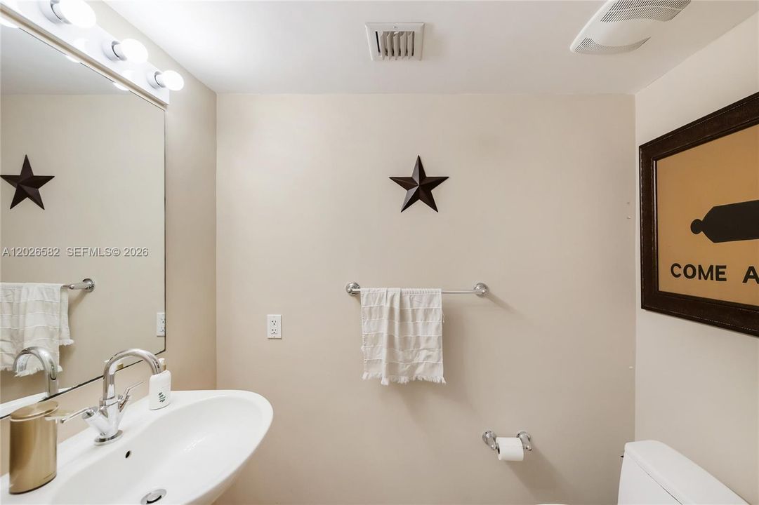 For Rent: $3,200 (1 beds, 1 baths, 952 Square Feet)