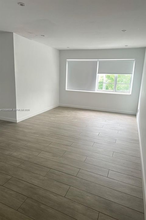 Active With Contract: $319,000 (1 beds, 1 baths, 621 Square Feet)
