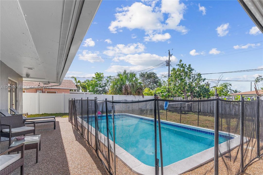 For Sale: $450,000 (4 beds, 2 baths, 1215 Square Feet)