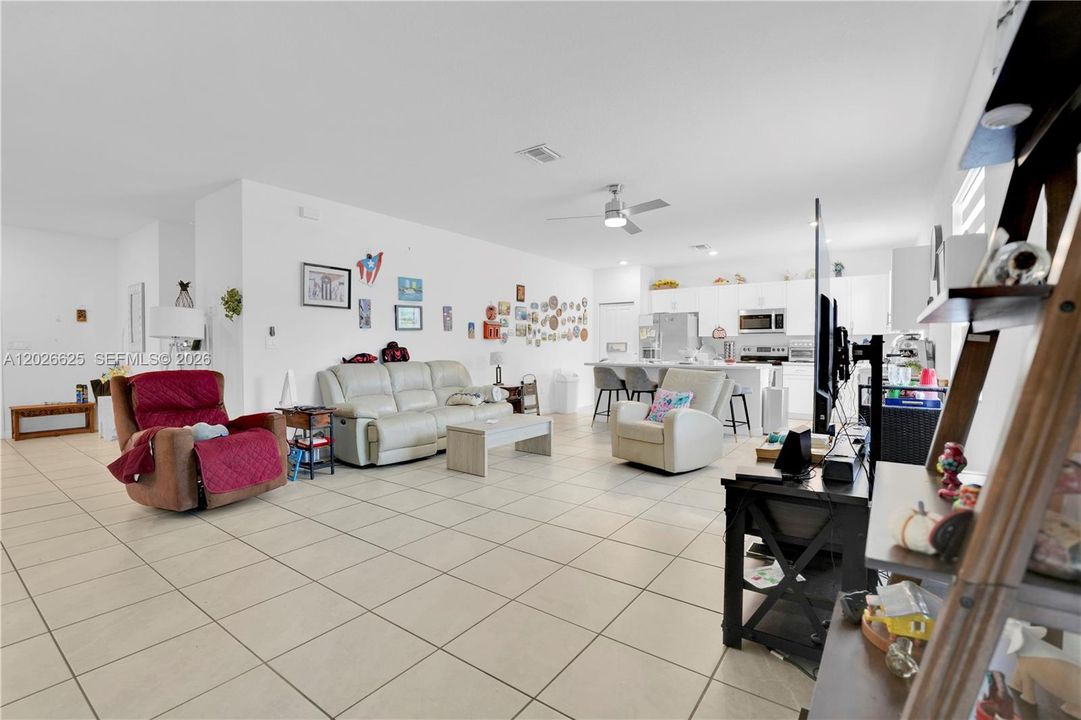 En Venta: $894,900 (3 camas, 2 baños, 2137 Pies cuadrados)