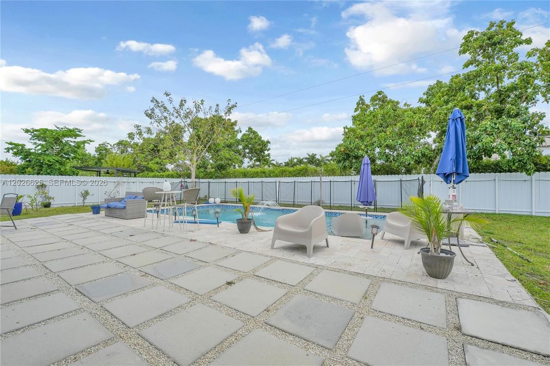 En Venta: $894,900 (3 camas, 2 baños, 2137 Pies cuadrados)