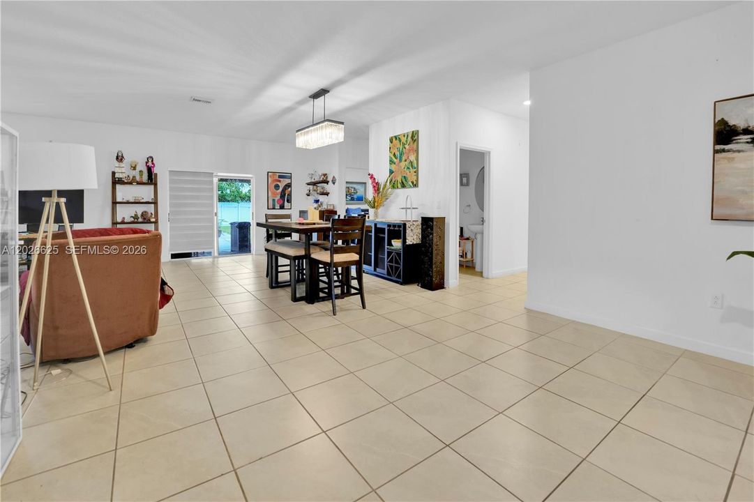 En Venta: $894,900 (3 camas, 2 baños, 2137 Pies cuadrados)