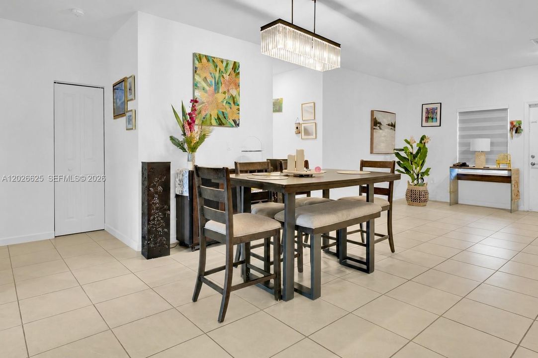 En Venta: $894,900 (3 camas, 2 baños, 2137 Pies cuadrados)