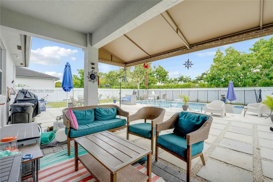 En Venta: $894,900 (3 camas, 2 baños, 2137 Pies cuadrados)