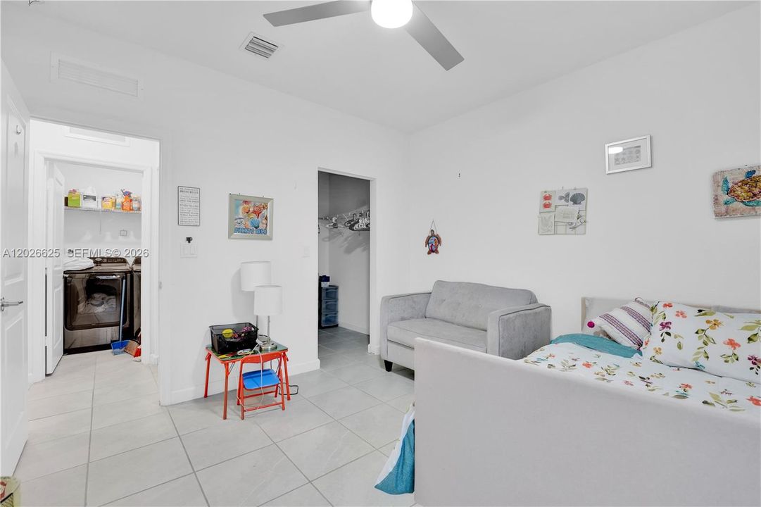 En Venta: $894,900 (3 camas, 2 baños, 2137 Pies cuadrados)
