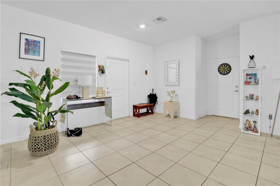 En Venta: $894,900 (3 camas, 2 baños, 2137 Pies cuadrados)