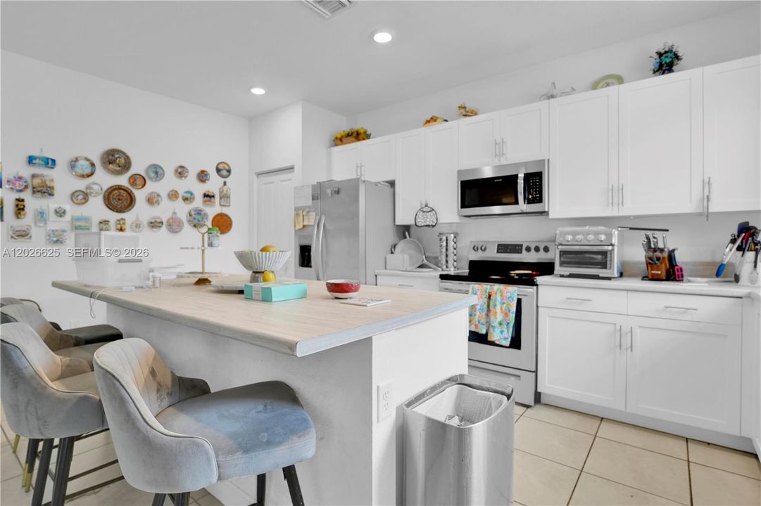 En Venta: $894,900 (3 camas, 2 baños, 2137 Pies cuadrados)